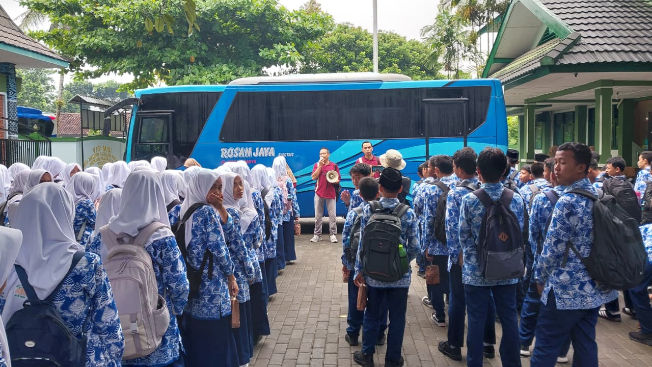 Kepala MTsN 6 Kulon Progo Lepas Keberangkatan Outing Class